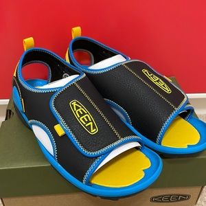 KEEN NWT big boy size 4 Knotch River black, blue, and yellow velcro sandals.
